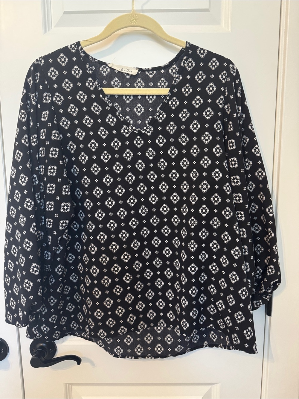 Vine & Love Black and White Geometric V-Neck Blouse